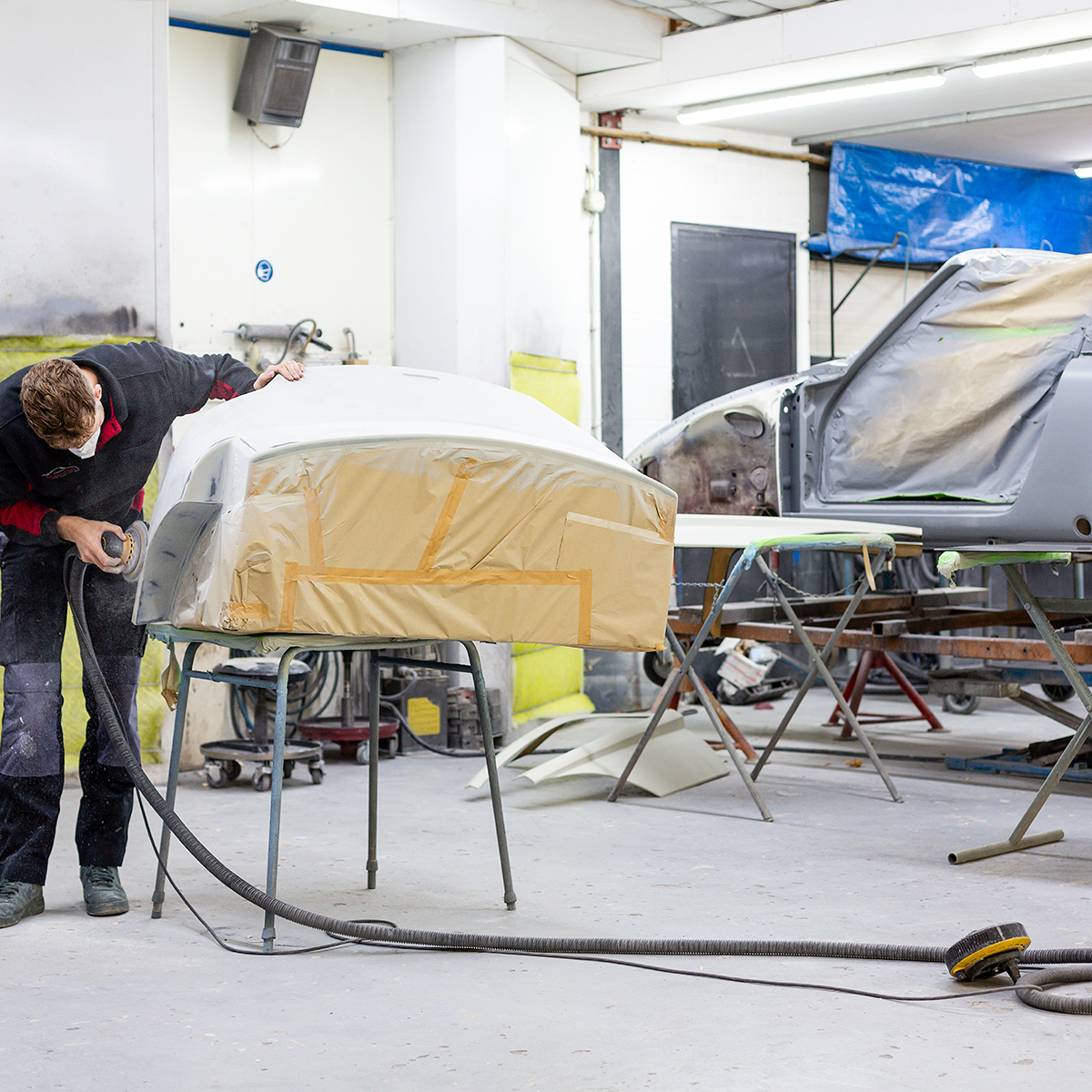 Autorestauratie Raalte, spuitwerk voorbereiden